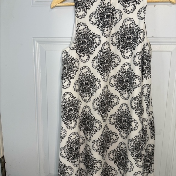 Elegant Black and White Patterned Dress - Picture 3 of 3